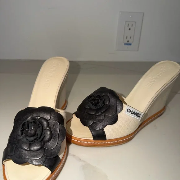 CHANEL Black Floral Women's Slides - Picture 3 of 15